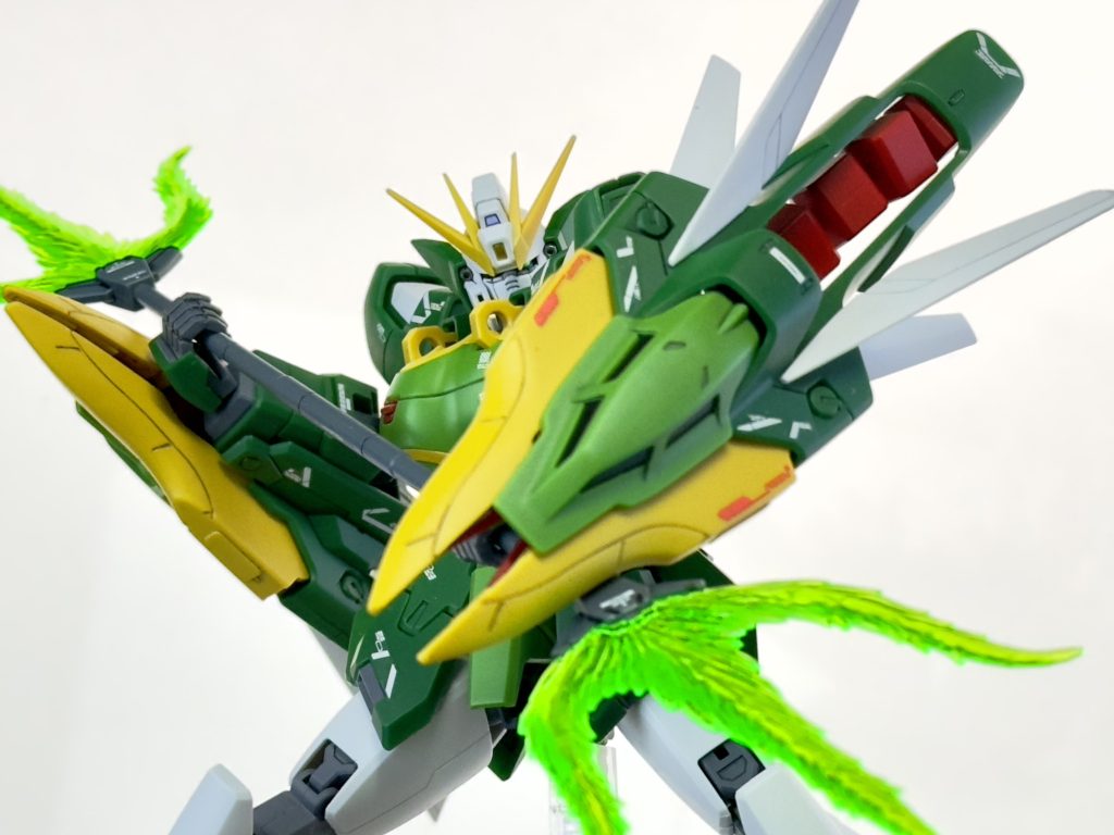 ビームトライデントOVAでは両側の刃を発生させて使用することはほぼなかったですね。確か。実際モーションはある程度コンピュータ制御だろうとは言え自損する可能性が高いですからね...。