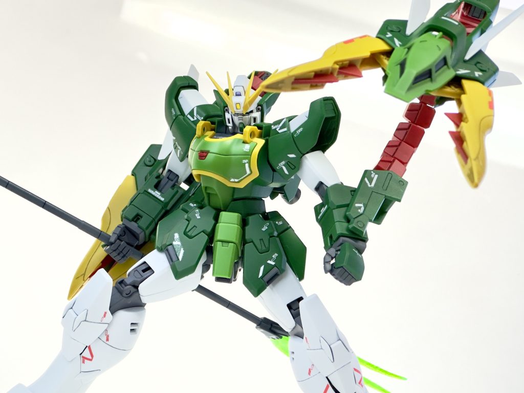 特徴的なドラゴンハング。TV版からデザインが大きく変わっていますが、武装としても火炎放射機能がオミットされて単純な物理攻撃のみになった反面、写真のようにドラゴンハング使用中もTV版と違いマニピュレーターは使える上に大型であるが故にシールドとしても使えたりと便利さは増してますね。