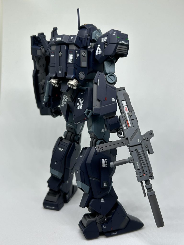 リアビュー肩のダクトは、ただの板面なのが気になったため、プラ板の細切りを段違いに組み合わせたものをそれっぽく入れ込んでいます。ついでにパトオペのCGイラストを参考に、左肩には蛍光レッド、右肩には蛍光グリーンで塗装した翼端灯風のプラチップを貼り付け。その他、足首横もただの丸になっているのが気になったため、HiQのエッチングパーツからマルイチのものを貼り付けて情報量を増やしたほか、ランドセルのバーニアをWAVEのものに置換しています。