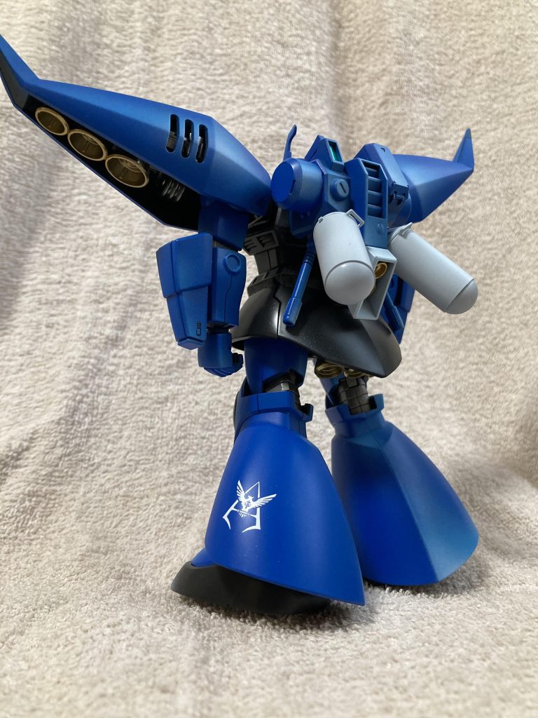 左脚に手持ちの大きなデカールを貼ってみました。