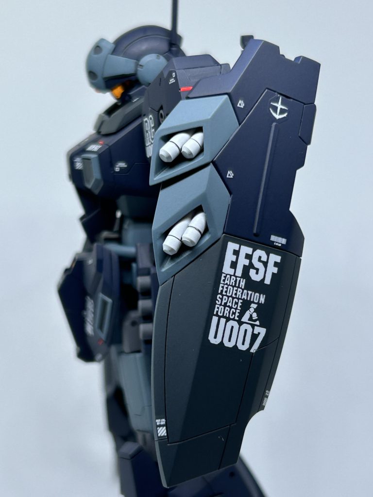 シールドのミサイルランチャーは、ダクトと一体成形なのが気になったので、ルーターでくり抜いてから、エバグリの2.5mmプラ棒から削り出したミサイルを後付けで接着しています。結構地味で面倒くさい…コスパの悪い加工です。