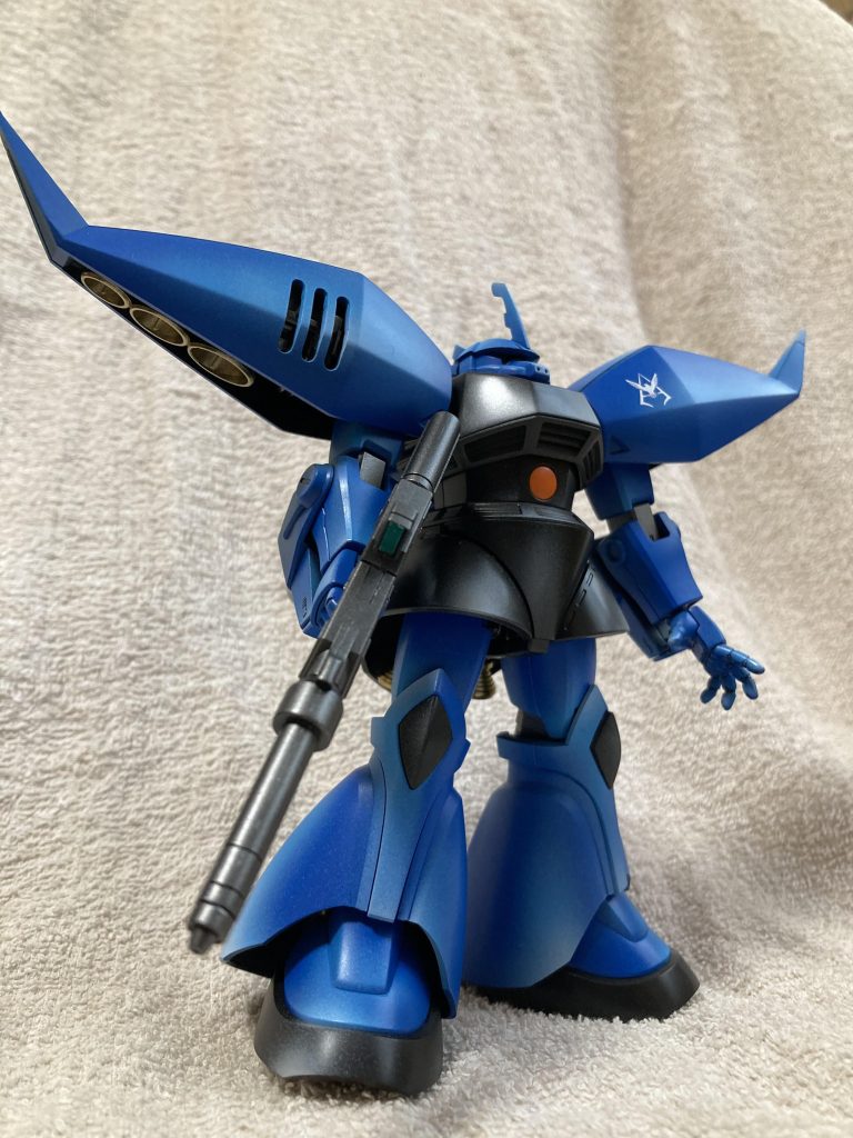 全身本体の青と黒にそれぞれカラーモジュレーション風にハイライトを入れ、バーニアはゴールドで塗装。透明ランナーで作ったクリアグリーンのモノアイが分からない💦