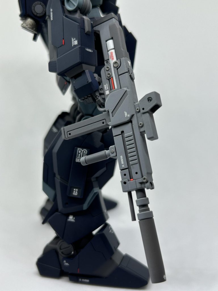 ジェスタの標準武装であるビームライフルはサイレンサー付きで、特殊部隊っぽさのあるデザインがカッコ良いですね。気合い入れて塗り分けたら、APEXとかに出てきそうなイメージになりました。ホロスコープのレンズ面にも、UVクリアパテを盛り付けたラピーテープを貼ってます。