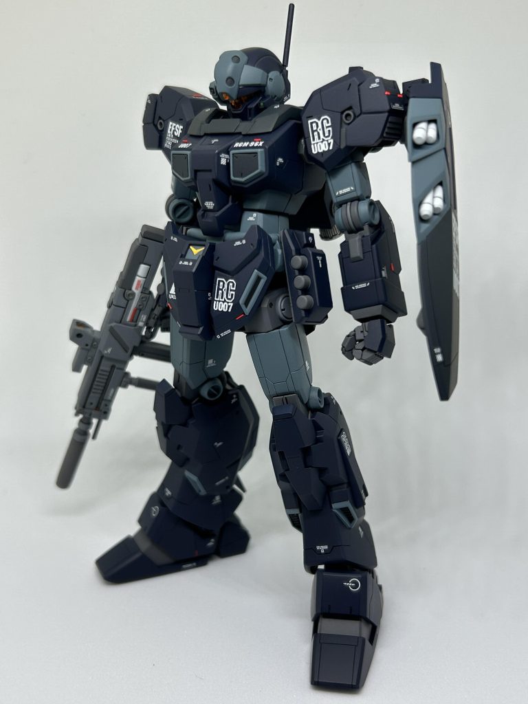 フロントビュー後々、ジェスタキャノンの制作も控えているため、今回の塗装は調色せず、全てビン生で揃えました(手抜き)。設定画のジェスタは結構マッシブなデザインですが、キットはシュッとしたスタイリッシュな印象でまとまっているため、隣に同系列機であるはずのジェガンを並べると結構違和感を感じます。特に、腕の細さが気になったため、上腕部は縦に真っ二つにカットしてからプラ板を挟み、幅増ししています。拳のパーツですが、今回初めて「三角屋」さんのものを採用してみました。とても繊細かつ格好良いデザインで気に入ってます。濃色にホワイトのコーション デカールは配置に気を遣わないとうるさくなりますね。