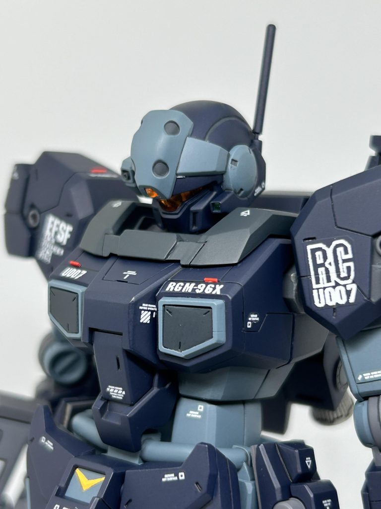 首基部のボールジョイントに0.5mmのプラ板を挟めるだけで、ここまで顎を引けます。超簡単な加工なのでオススメ。額と後頭部のセンサーは、ゴールドのラピーテープを下地に貼った後、水性のクリアオレンジで着色したMr.ホビーのUVクリアパテを盛り付けています。この加工もレンズっぽさを気軽に再現できるのでオススメです。