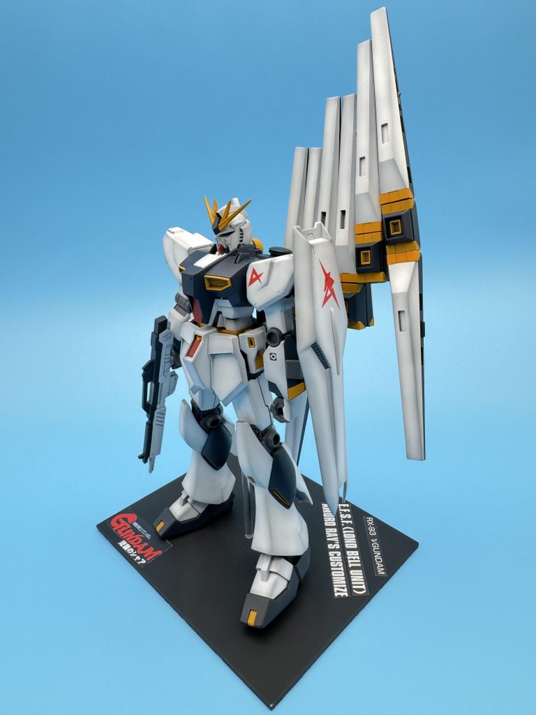 友人の教えで自作のスタンドを作成【材料】プラ板3mm厚にアクリル棒3mmのみ。市販のスタンドと比べると激安で、パパさんモデラーには優しいです。【工程】プラ板に黒サフ、説明書から好きな文字を切り抜いて両面テープで接着、最後につや消しTCで終了