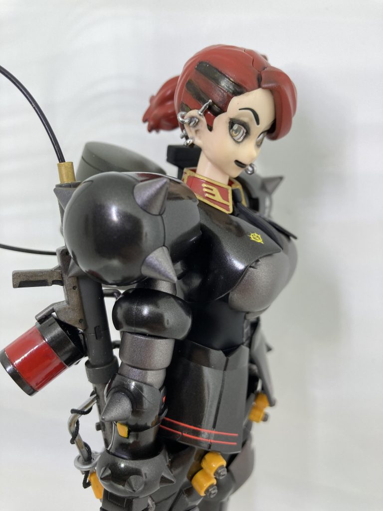 顔はパンクガールをイメージ、赤髪に刈り上げとピアスを沢山つけました。モビルスーツには必要無いものばかりですが