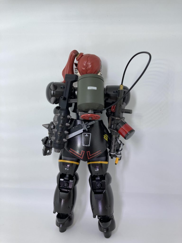 後ろ姿、武器は火炎放射器を想定して大きなタンクを背負ってます。その他金棒ライフルとナイフをマウントできます。