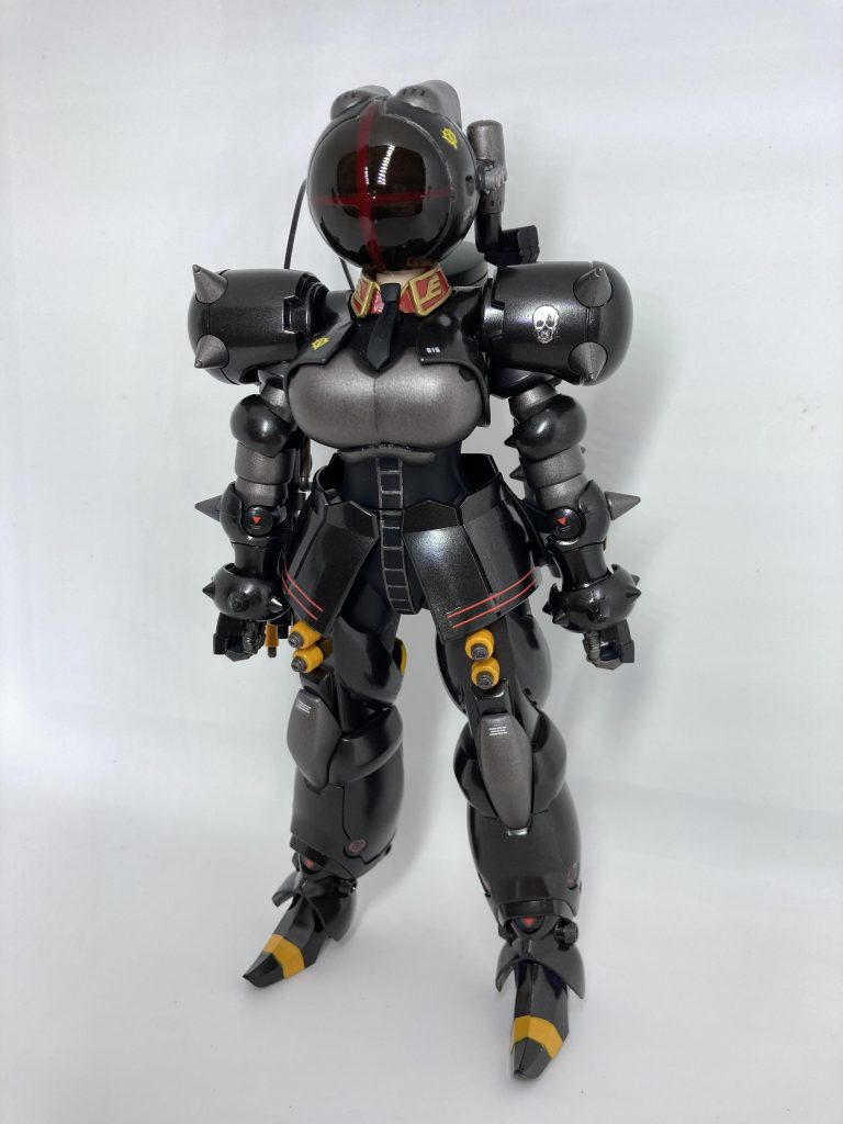 ヘルメットも作りました。顔の模様はギャンをイメージしてます。