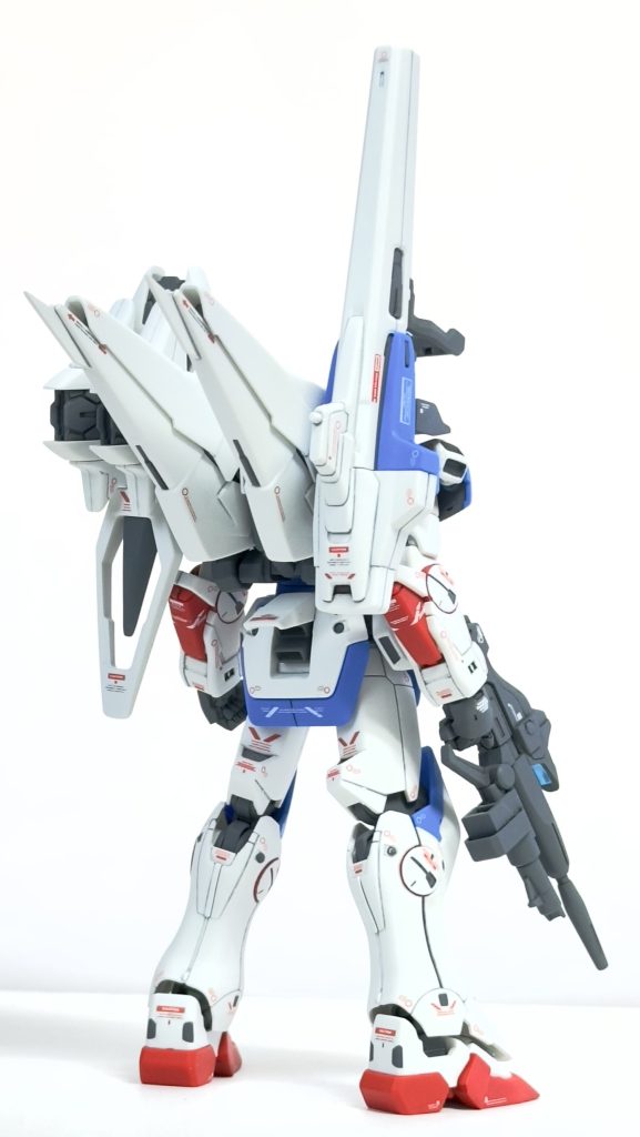 セカンドVの最大の特徴である「ミノフスキー・ドライブ」「メガビーム・キャノン」「ミノフスキー・シールド」のおかげでただでさえ安定して自立しないのに、パテで穴埋めもしっかりしてしまってどうやっても自立しなくなったので、膝から下の隙間という隙間に1mm鉛玉をこれでもかと重しとして詰め込んでようやく安定してくれました。