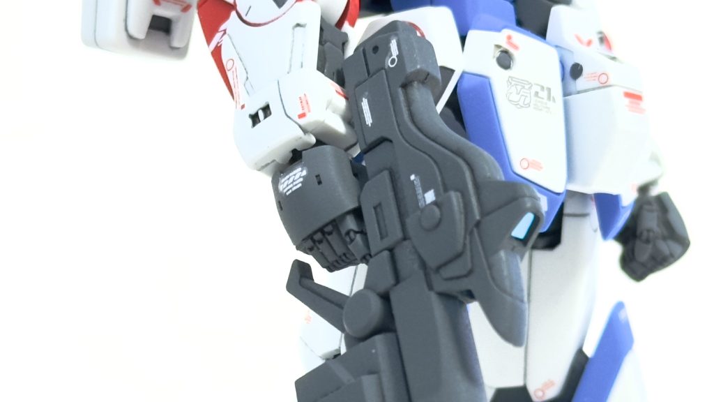 今回はHGUC特有のハンドパーツがデカすぎて間抜けに見えて仕方なかったので、三角屋さんの丸指ハンドパーツを使わせていただきました。かなり精巧に出力されたパーツで表面処理も不要でとてもいい商品でした。一番小さいサイズなんですが、それでも小型モビルスーツのキットなのでそこそこデカく感じてしまいますが、抜群にかっこよくなりました。