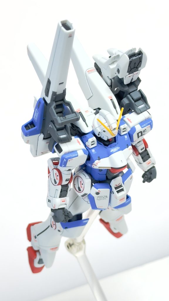 肩パーツなのですが、パーツ分割で色分けが再現されている物の、クリアランス確保の為にかなり厚ぼったくなってしまっていたので、限界まで削り込んで薄くしました。おかげで一つ割れてしまって泣きました...。