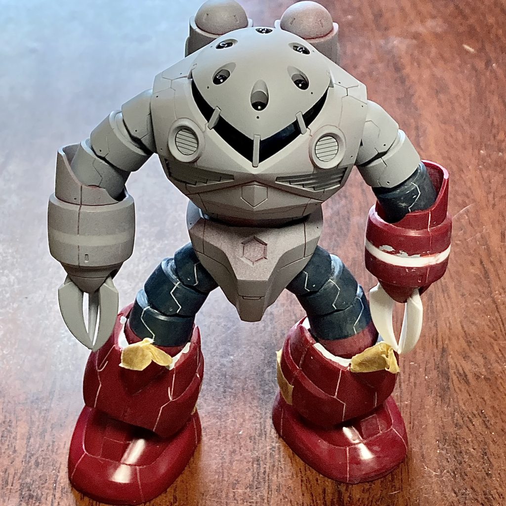 前腕と胸板(肩の位置で)を約2mm延長、膝裏を目隠し。