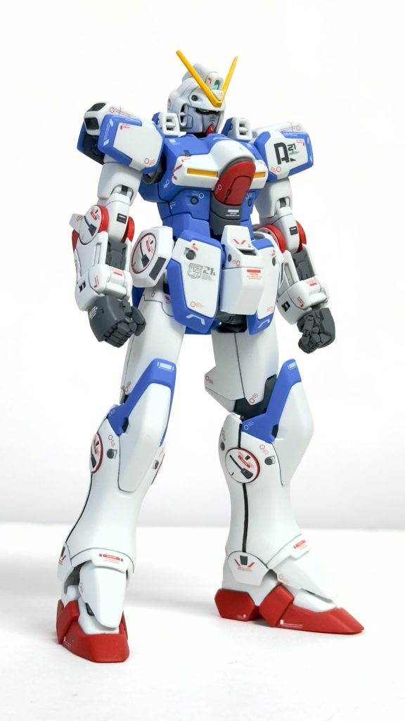 背中を外して。こうして見るとVガンダムのシルエットですが、ちゃんと見ると7割ぐらいV2ガンダムなんですよね。