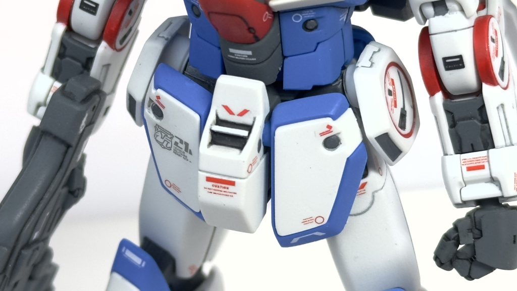 改造と呼べるほどではありませんが、股間部はV2ガンダムと共通の設定なので、キットのままでは潰れてたダクトを整形してます。