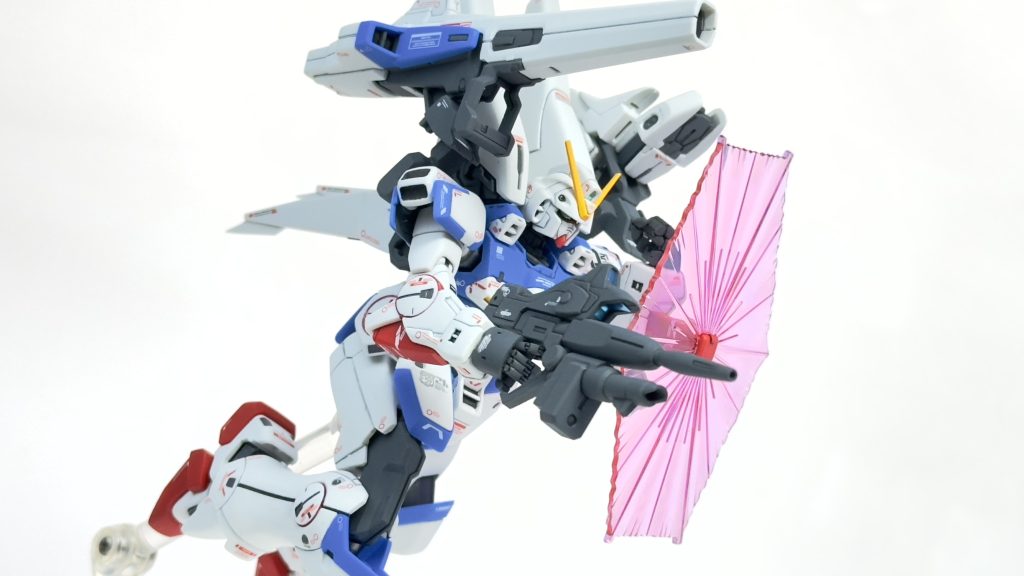 今回は赤色にアクリジョンを使ったのですが、瓶から直接筆をつけてもいい感じに色が伸びて発色もよくちょっと感動しました。塗りたては水で消せ、乾いてもキッチンハイターである程度落ちてくれて、エナメル塗料のようなノリでラッカーの上から塗れてこれからも重宝しそうです。