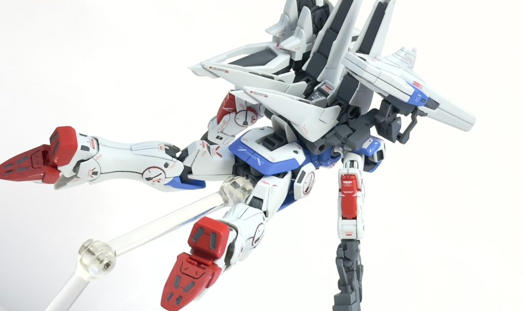 ハードポイントはじめ細かい色分けに関してはプレバンの商品サイトにある作例が色分けされていない上に説明書もモノクロだったので、アニメ本編やMGのVガンダム、V2ガンダムを参考にして塗ってます。