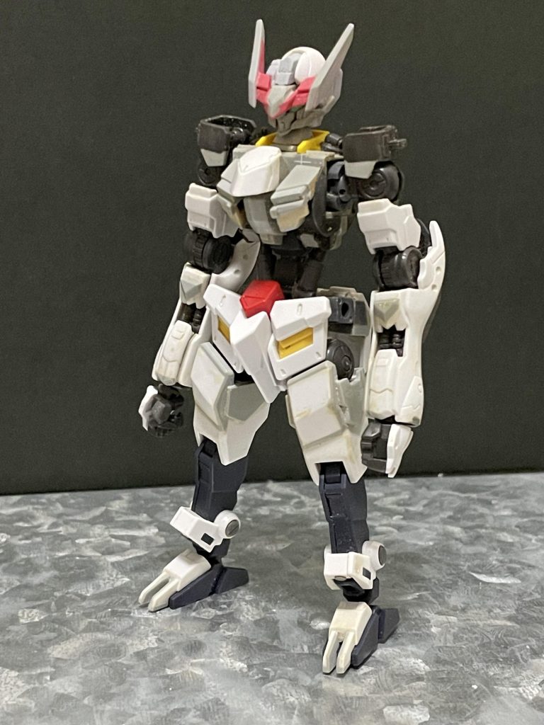 レクスコアガンダムは、肩の伸縮機構と外装の加工が中心になります。バルバトス系・コアガンダムのミキシングが中心ですが、頭部のみアスモデウスとフラウロスがベースになっています。