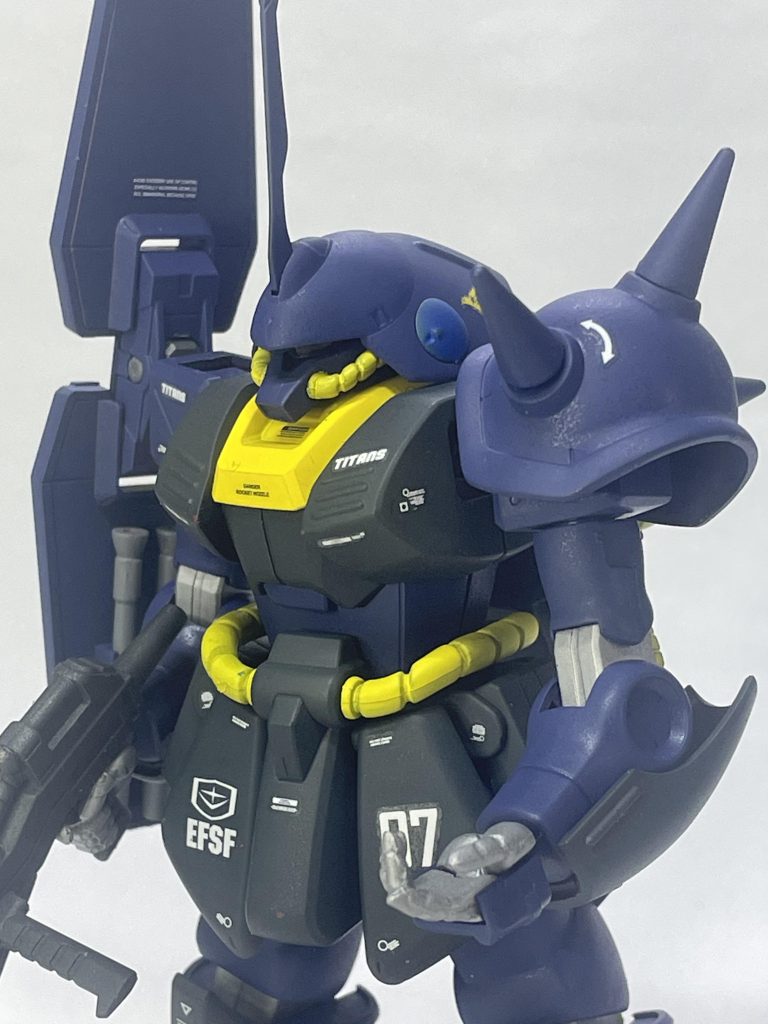 スタイルもアニメよりでマッシブなので、ふくろはぎ、肩、腕あたりの合わせ目さえ消してしまえば殆ど手を加える必要のない良キットな気がします。