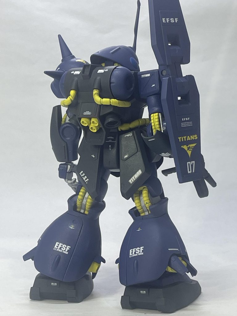 古めのHGですがふともものパーツが独特で合わせ目が出ない作りで面白いです。