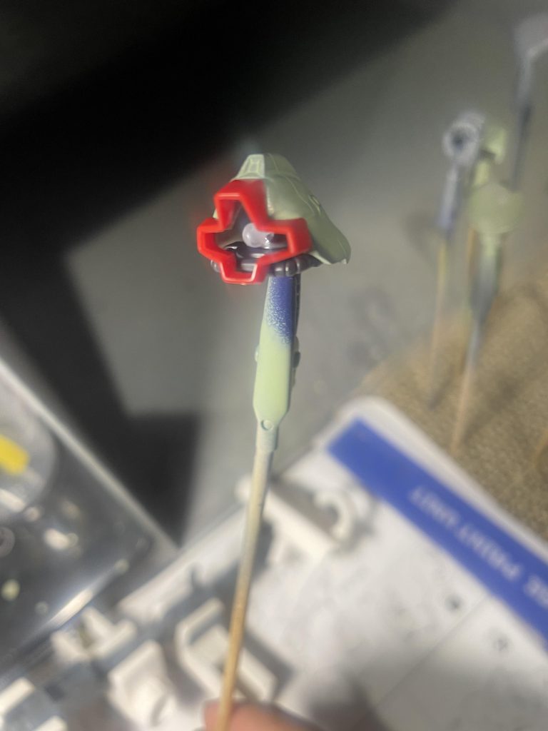 モノアイ部分にアクリル素材を重ねて作れないか頑張ってみたけどさすがにバランス悪くて無理でした。