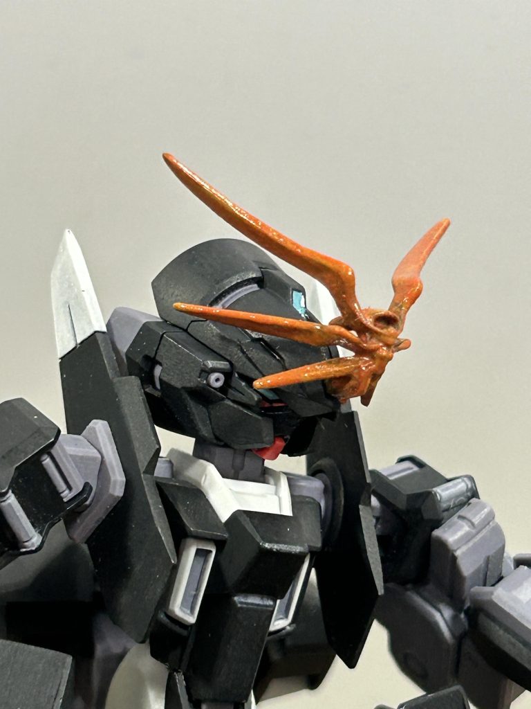 全体は水性プレミアムトップコートUVカットスムースクリアーでつや消し。かなり離して吹いたので梨地。昔液垂れさせたことがあるのでそうなるよりはマシと割り切り。各部センサーとサイコブレードアンテナはクリアーを筆塗りしました。