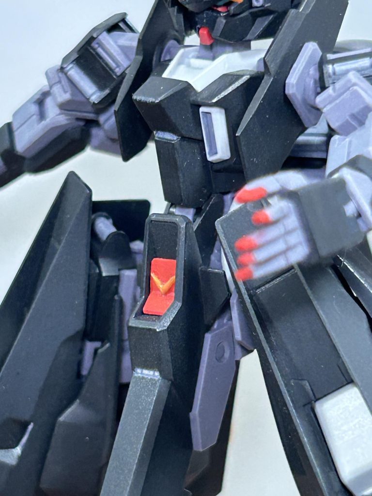 フロントアーマーのVは、塗り分けるのが難しそう面倒くさそうだったので、削り取ってサイコブレードのランナーをV字に切り出して貼り付け。