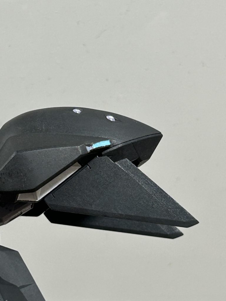 羽部分は最初プラ板でイラストを元に切り出してましたが、イラストの羽はデカすぎる！どうやって変形時格納するの！？ってなり、キットの物を削り込んで形を似せ、それなりのサイズ感で仕上げました。