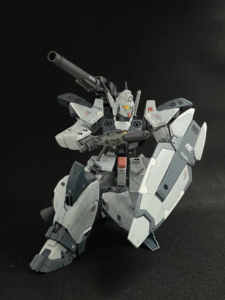 私は2年程前に10年以上ぶりにガンプラを再開した復帰組なのですが、休止前にはガンプラのカメラ部分等に偏光シールを貼る表現はなかったと思います(知らなかっただけかも知れませんが)。ガンプラ復帰し、こうした表現を知ってからというもの、ジム系MSのゴーグルに偏光シールを貼る事が私の夢でした笑設定ではカメラは緑ですが、赤系の偏光シールも中々合っていると思っています。