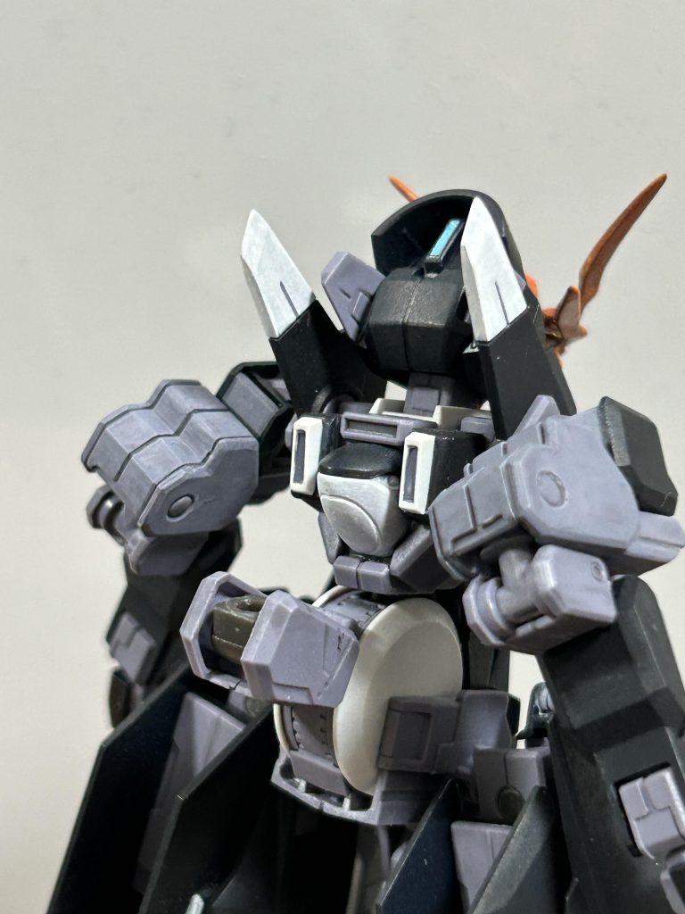 まずは肘付近と背中です。イラストだと人間で言う肩甲骨あたりに2つスラスター的なのが見られるんですが、キットのは首後ろに１つなのでこれを2つに。(元のディテールは埋めておけば良かったか…まいっか！)そして肘付近！女の子イメージの多いウーンドウォートですが、ゴツい三頭筋で男らしく！筋彫りは自分上手く出来ないのでプラ板を切って貼って削ってちまちま作りました。 