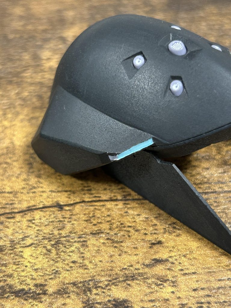 そしてブースターポッド。センサー？部分の形状がキットでは丸みがあって飛び出した感じでしたが、こちらもイラストに寄せて改造。(裏面もイラストでチラッと見える配色に合わせて塗り分けたけど写真撮ってない…)