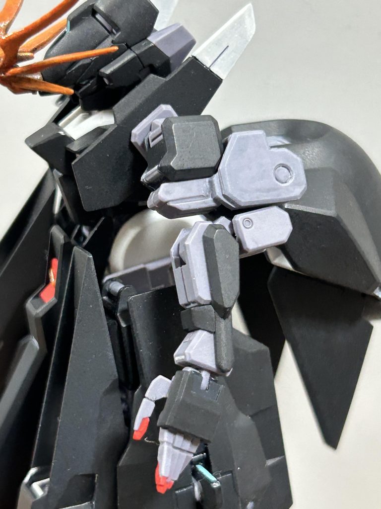 そしてこの関節はPCパーツが組み込まれてるので稼働軸が多く…