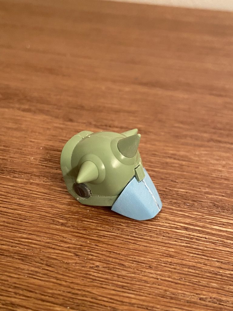 左肩アーマーはF2のものを斜めにカットしたものに、ハイザックのアーマーから引用した板状の部分を幅詰めして貼り付け。側面には市販のマイナスモールド入り円形パーツを、合う形にアーマーを掘り下げてから埋め込むように貼り付け。