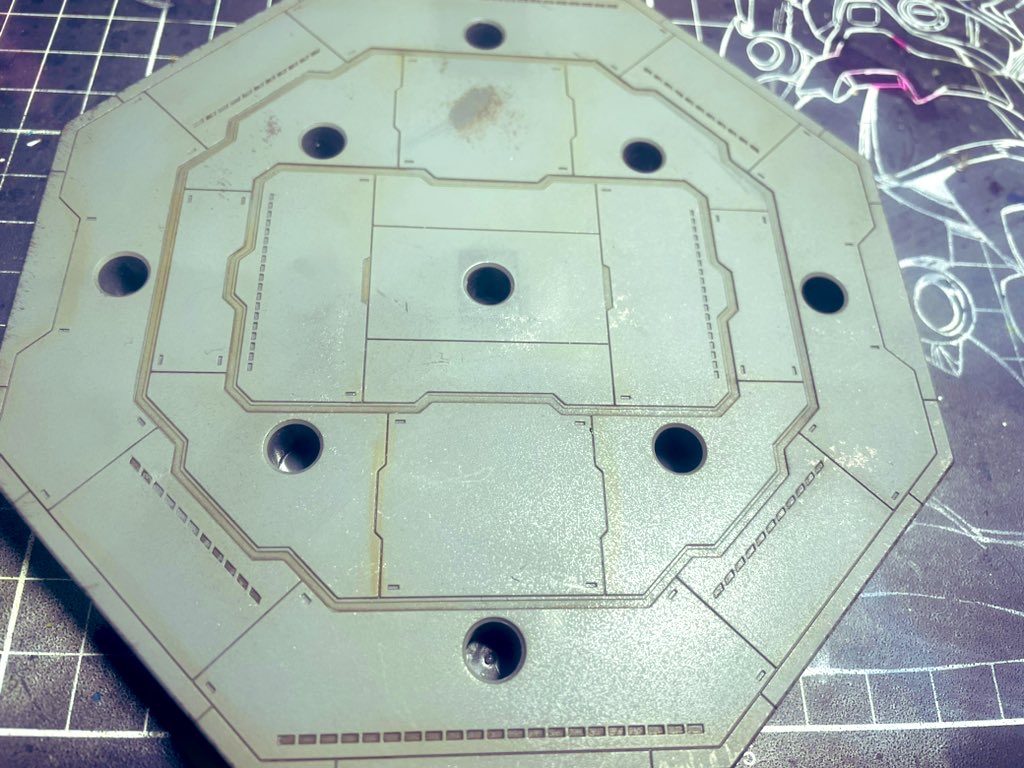 台座もオリジナルなディテールあったので塗装しました。デブリまではさすがに時間も根気も足りませんでした。