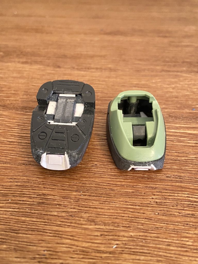 ハイザックとザク系の違いの一部に爪先の凹みと足裏のノズル有無があるのでF2のソールをくり抜いてプラ材でそれらしくディテール配置。