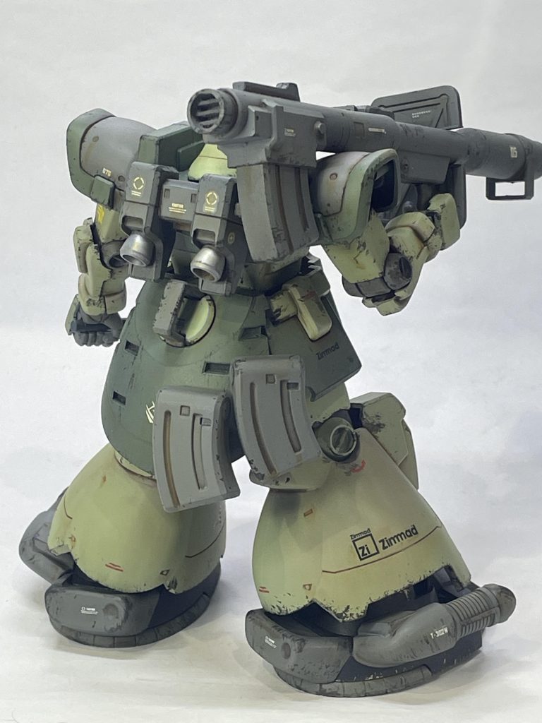 ガンダムマーカーのリアルタッチマーカーのブラウン1とイエローで汚して、焼鉄色のラッカーでチッピンクとゴールが見えない分、思っていたより時間かかりました。