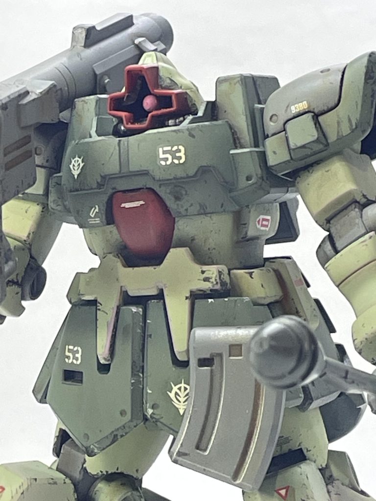 ちなみにモノアイはシール部分を削って、余ったランナーを取り付けてモノアイ仕様にプチ改造してみました。