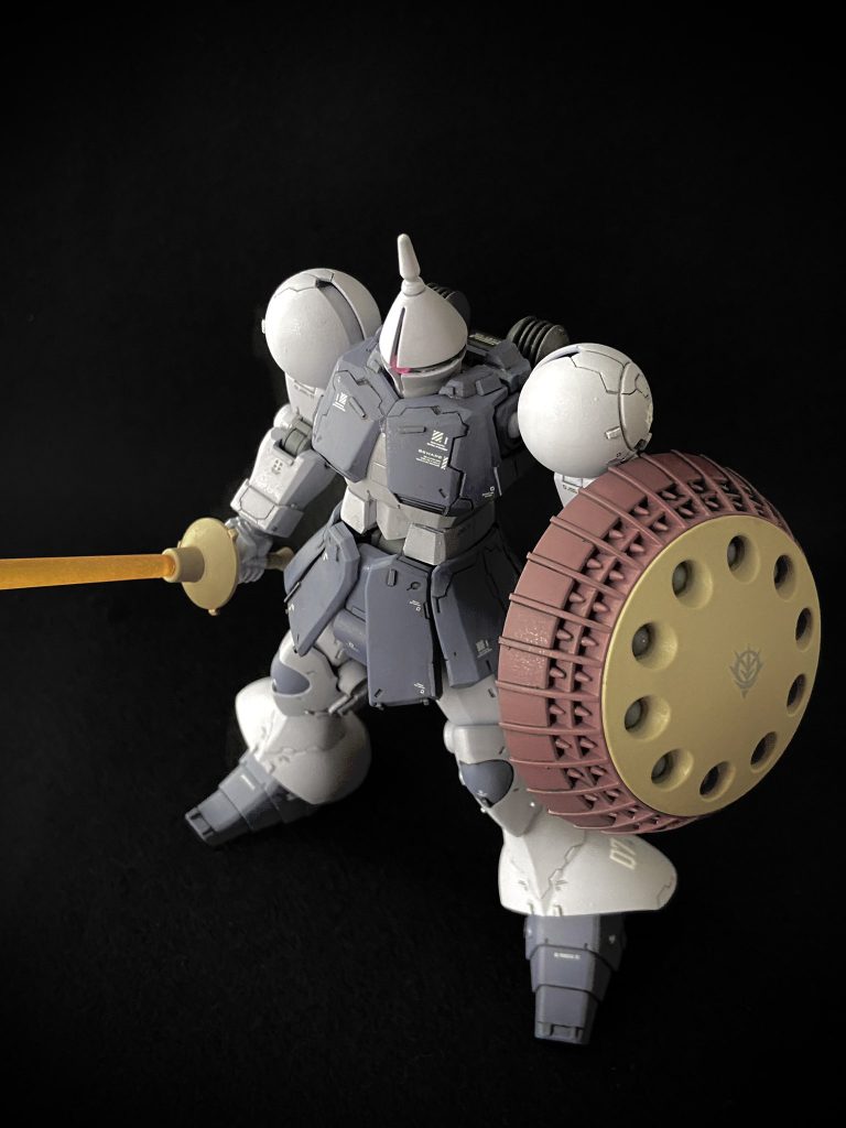 あえてかなり猪首にしてズングリ、各部の幅増しと合わせて重たげな感じを出しました。旧キットのパッケージには