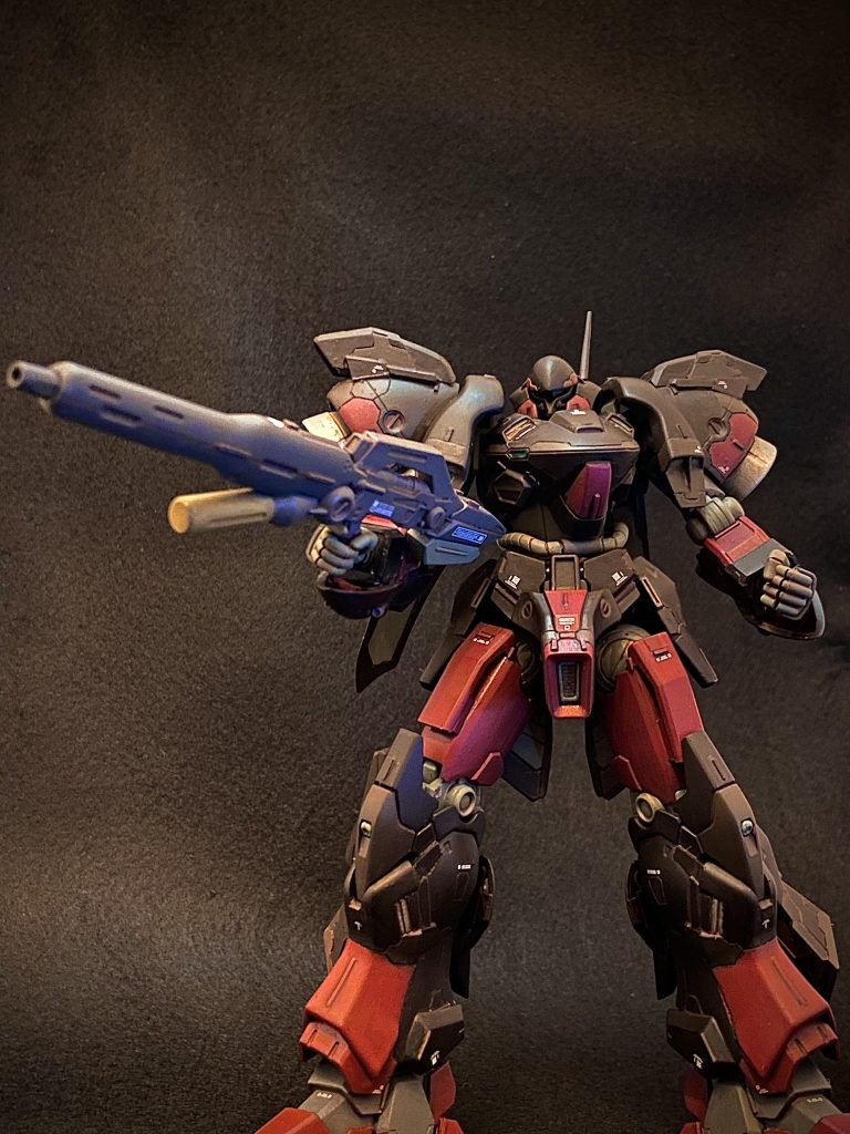 等身の高いシナンジュスタイン、頭の小さいガーベラテトラの組み合わせにより、モビルスーツ離れした体型に。某宇宙の騎士を思い出した私は、某指揮官型ラダムテッカマンをオマージュしたカラーリングにしてしまいました。