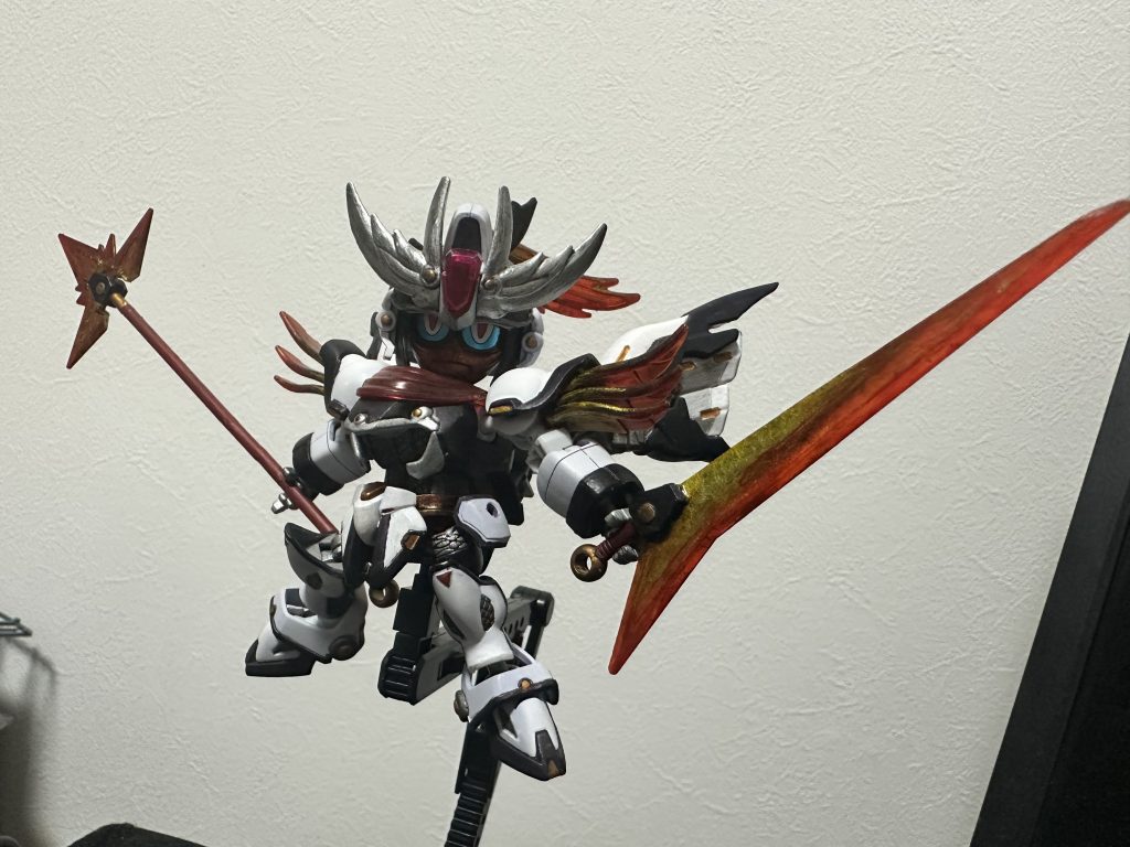 突貫モード一気に敵陣に突撃してそのまま通り抜ける間に槍の突撃と剣の斬撃をお見舞いするのが「ツジギリ・アタック」である!写真の出来がアレでアレなんですが、クリアパーツは基本炎っぽいエフェクトかけてます肩からは常に炎吹き出してるみたいな感じです