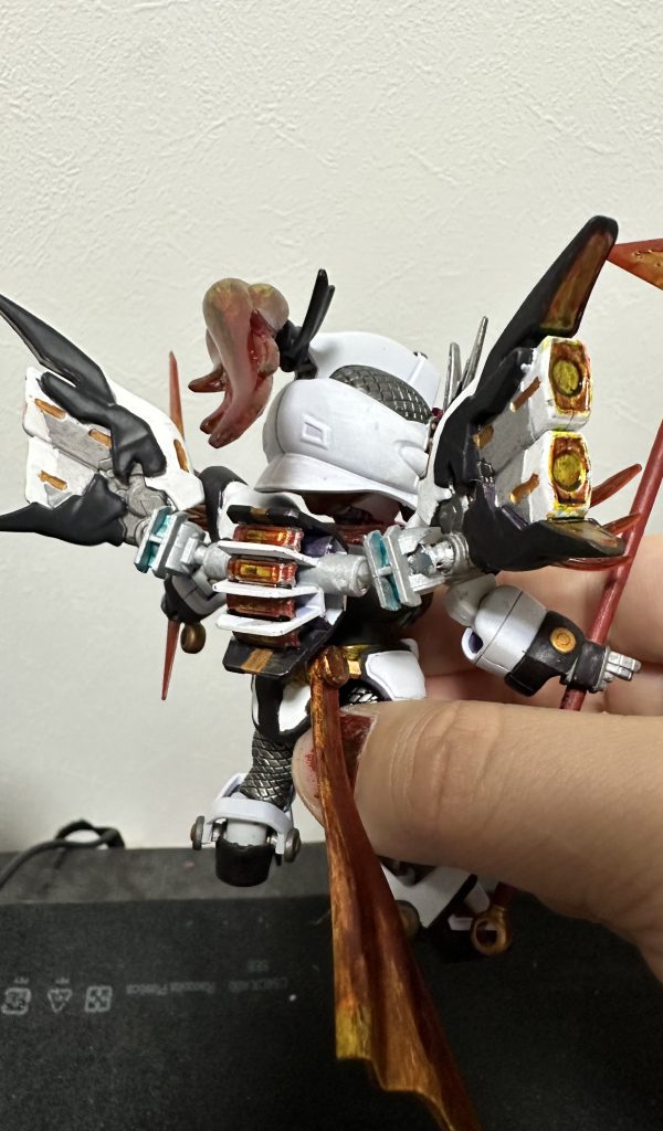 高機動ユニットはSDEXシナンジュから拝借元のスタスターのヴェスバーとのジョイントにCSフレームの肩フレームが気持ちよくフィットしたのでそこから関節を自作して接続してます可動範囲広いのでポーズ付けが楽しいです腰から伸びている「コシオビ・スタビライザー」は高速機動時のAMBAC補助をするという設定実はバックパックが重くなったため、素立ちさせる際の支えとなってます。マジでスタビライザー。