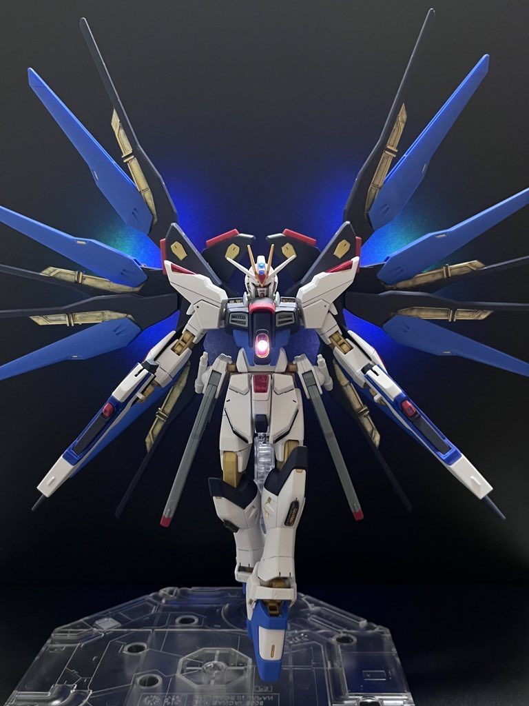 光の翼は反射を利用して表現してみました。カメラアイの加工が上手く出来ず発光せず