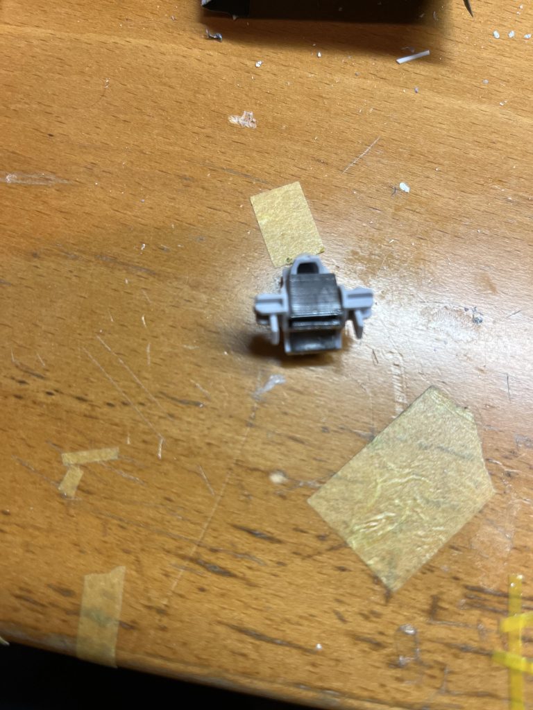 胸部パーツに鉛を仕込んでみました。後ろにひっくり返らないよう工夫してみたのですが、なかなか上手くいかなかった。改良の余地あり