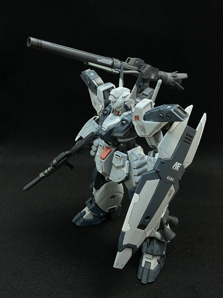 設定や指定のカラーとは似せつつもやや配色を変更しました。すじ彫りを追加した箇所などで色を切り替え、 装甲の分割を強調しています。