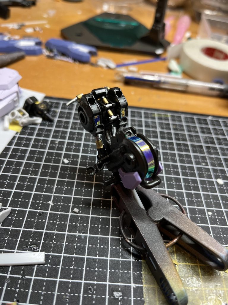 エイハブリアクターを腰に1機、胸部に2機のトリプルリアクター。