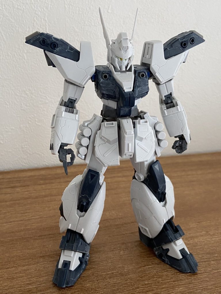 股関節の位置を前方に移設しているので、腹部の可動と合わせてs字立ちが出来る様になっています。画像は各部工作とディテール追加を終えた状態。