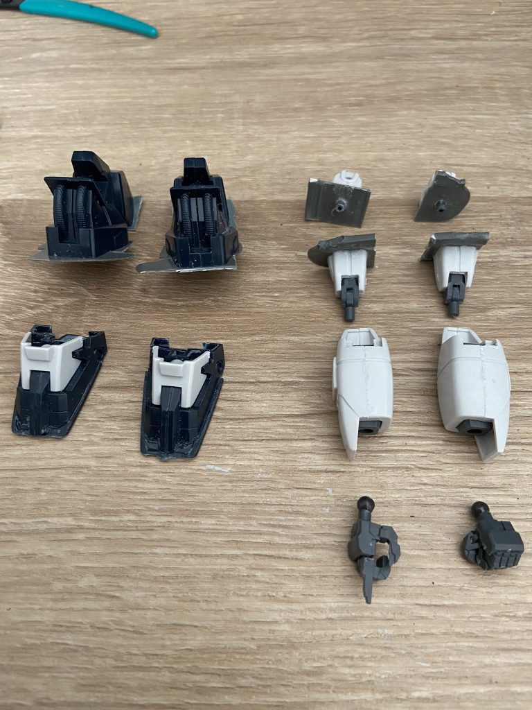 足首はアーマー部分とソールを薄くすることで小型化。上腕はロール軸を追加し、肘関節を変更して若干可動範囲拡大。手首は元々指が可動の先進的なものでしたが、ディテール重視で市販のパーツに変更しました。