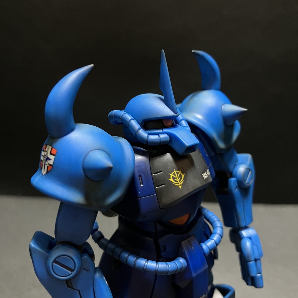 モノアイはH-EYESの3mmを埋め込んで裏にキラキラテープを貼ったのだが...　上からつや消しを吹いたのは失敗。写真で見るとシールと区別がつかない。やってる事は同じでも、コックピットのオレンジは鈍く光ってイイ感じ。