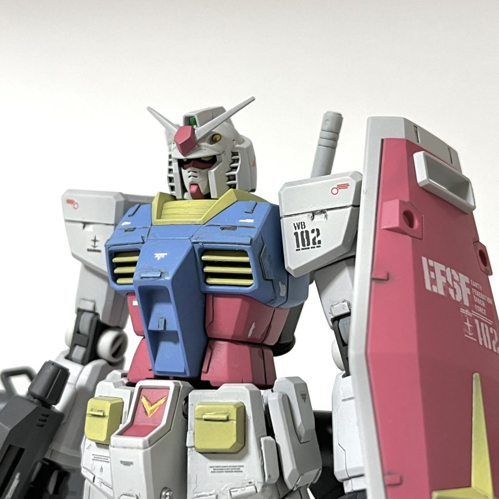 フェイス部分は1mmほど奥にずらしました。ちょっとだけ目つきが鋭くなっています。