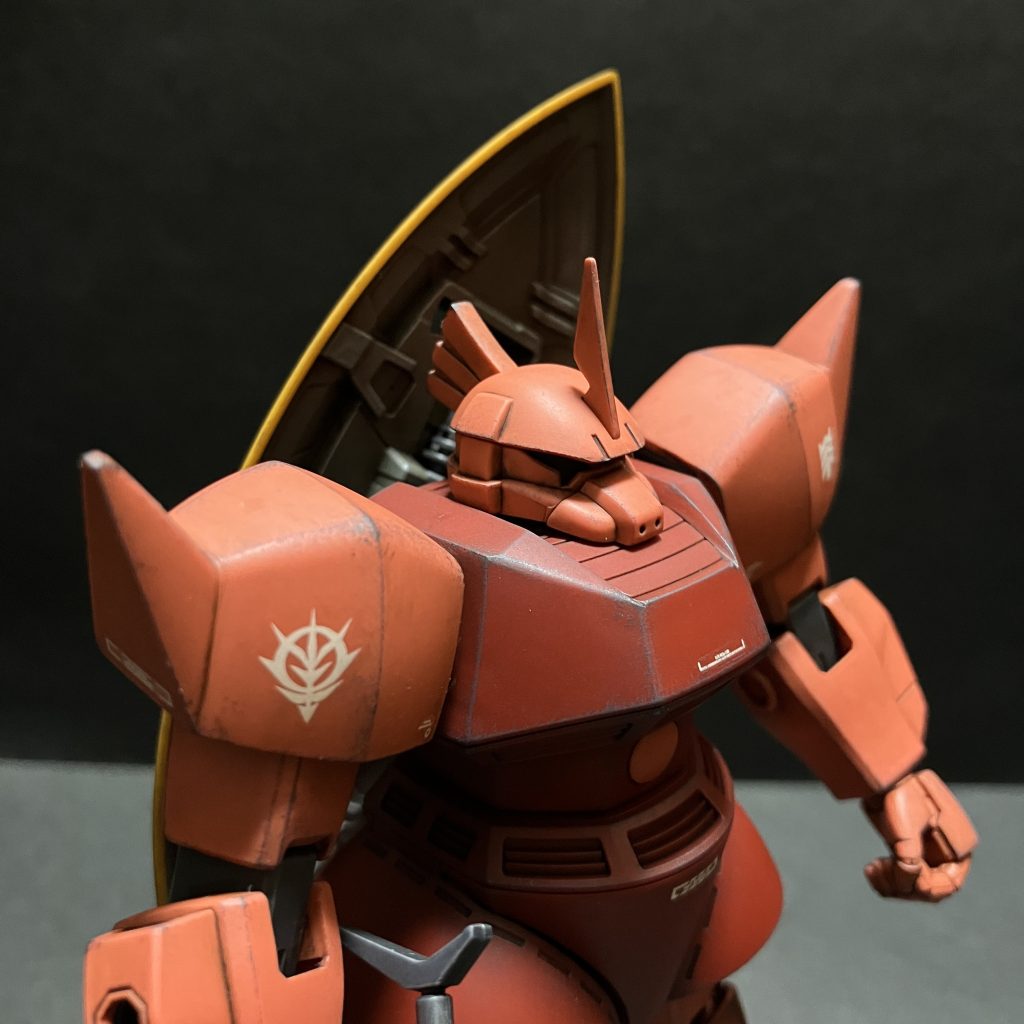 シールド裏は水性の軍艦色2で筆塗。適度な筆むらにシルバーのドライブラシがきいてイイ感じ。写真では分かり難いですが...